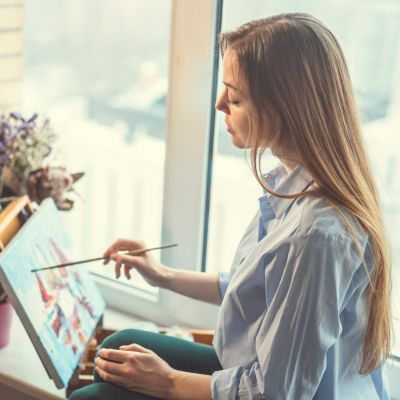 Drawing a young girl in art studio